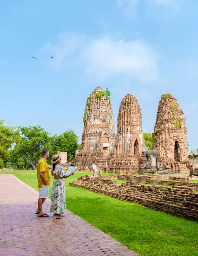 Pareja admirando ruinas antiguas