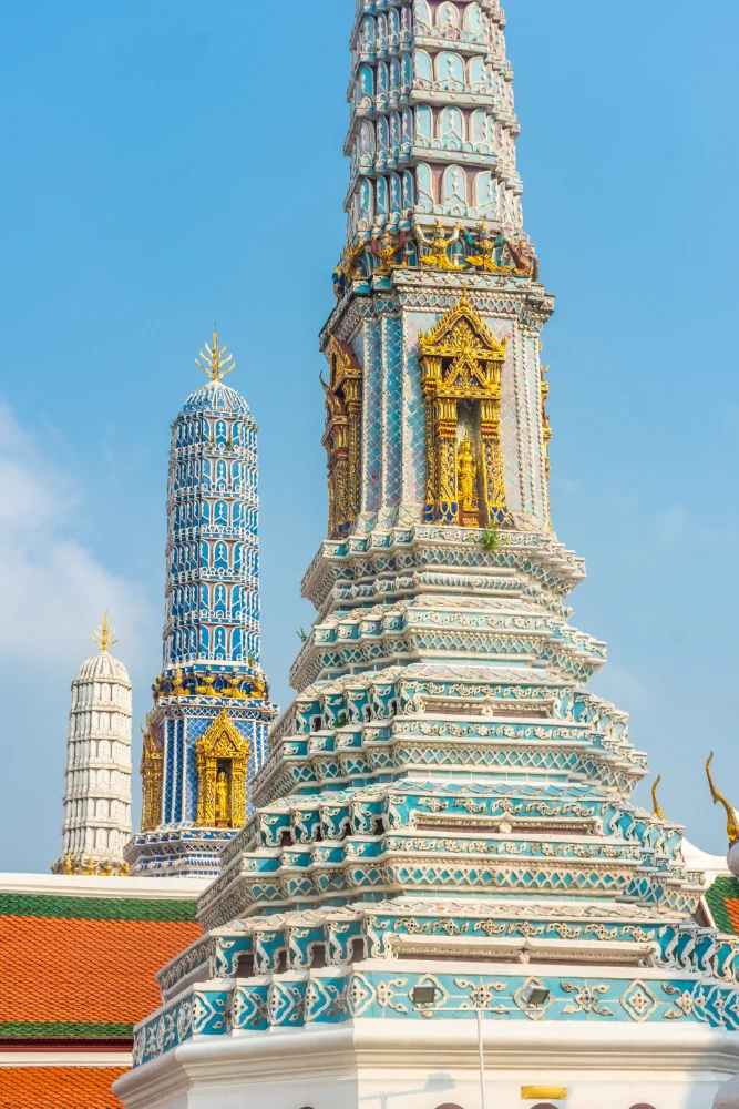 Templos coloridos en Bangkok, Tailandia.